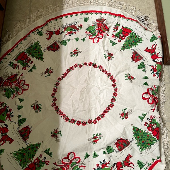 VTG Cotton Round Christmas tablecloth with fringe. No stains or tears. - Picture 6 of 9